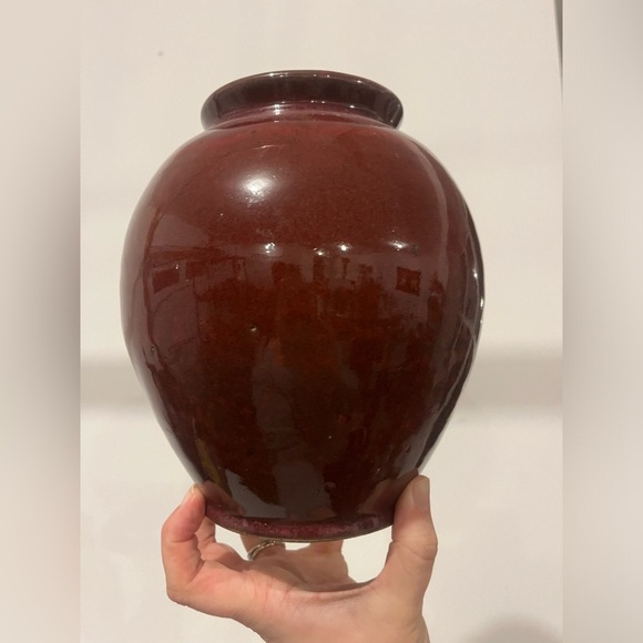 Beautiful hand-spun ceramic pottery vase in deep red - Picture 5 of 6